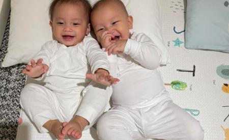 Hà Hồ khoe ảnh hai nhóc tỳ cười hớn hở mong chờ ngày được gặp ông bà nội