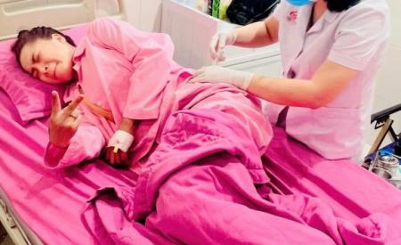 Hải Băng cập nhật hình ảnh mới sau khi phẫu thuật, hành động của cô con gái nhỏ khiến fan ấm lòng