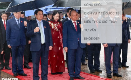 Đoàn đại biểu Quốc hội dự kỳ họp thứ 4 vào Lăng viếng Chủ tịch Hồ Chí Minh