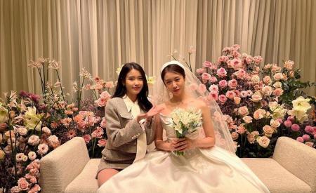 IU tặng Jiyeon vương miện ngọc trai thiết kế riêng cho ngày cưới
