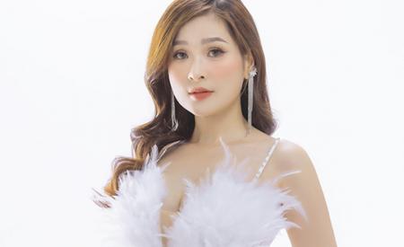 Ca sĩ Hoàng Ái My nhuận sắc trong trong phục gợi cảm.
