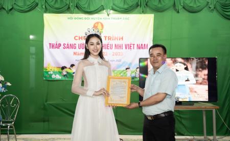 Hoa hậu Đoàn Hồng Trang về thăm thầy, cô ôn lại kỉ niệm tuổi học trò.