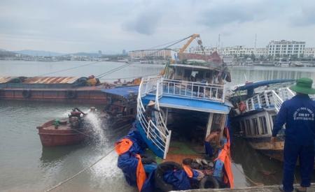 Hàng loạt tàu du lịch Hạ Long được trục vớt đã trở thành... sắt vụn