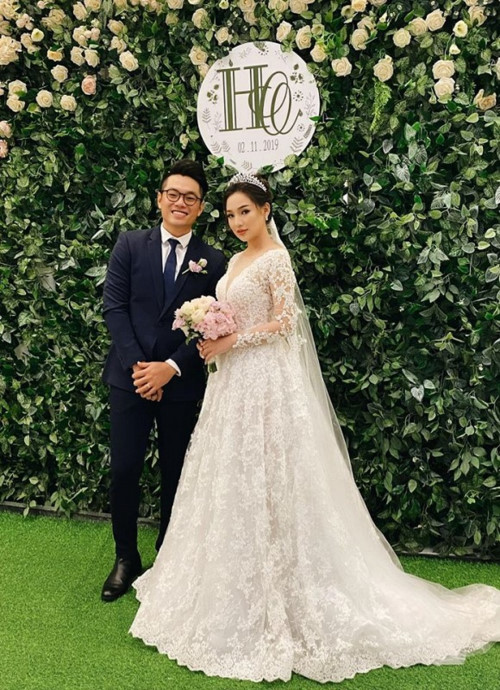 Vợ cố người mẫu Duy Nhân rạng rỡ trong đám cưới tại Hà Nội