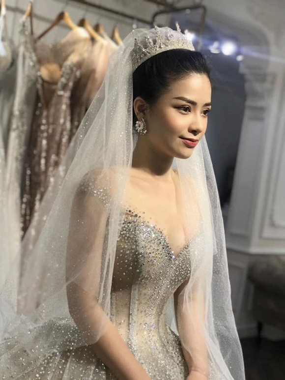 Dương Hoàng  Yến đăng ảnh mặc váy cưới, loạt sao Việt gửi lời chúc  mừng
