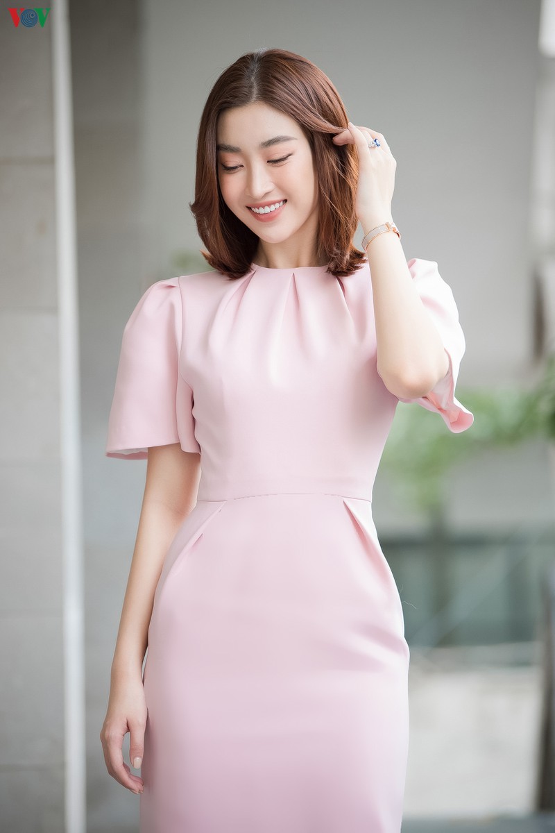 Hoa hậu Đỗ Mỹ Linh ngọt ngào với đầm hồng pastel