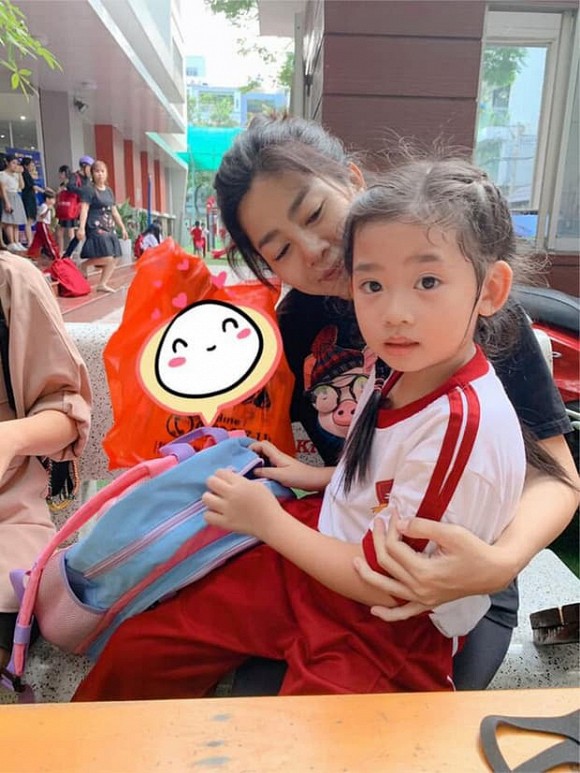 Con gái Mai Phương đã chuyển về ở với bố mẹ Phùng Ngọc Huy, có nhiều thay đổi sau 2 tháng